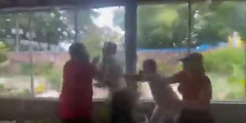 El momento en que una persona empuja por la espalda a Juan Guaidó quedó grabado en video