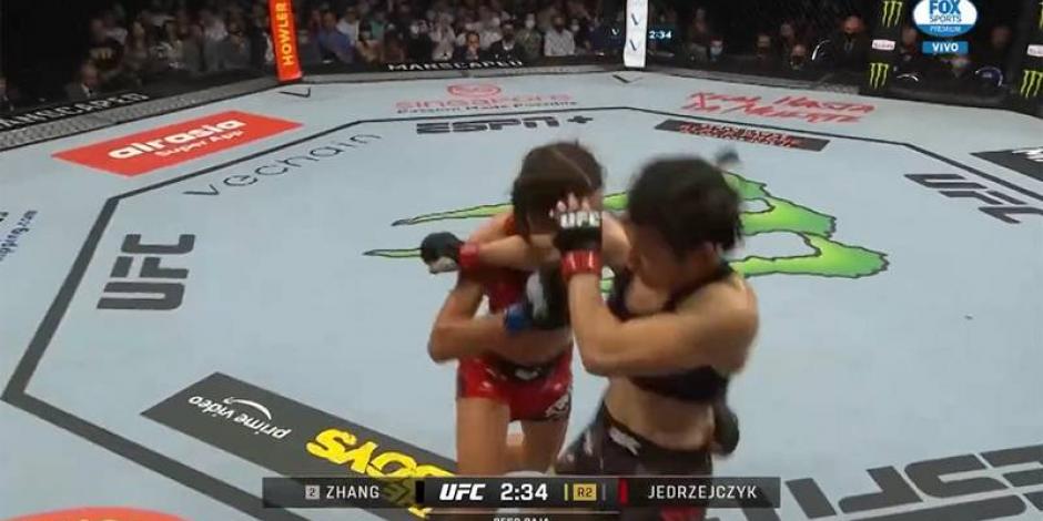 La peleadora china Zhang Weili demolió a la polaca Joana Jedrzejczyk en UFC 275.