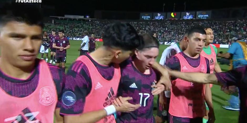 Compañeros de Marcelo Flores lo consuelan, tras fallar el penalti en el México vs Surinam