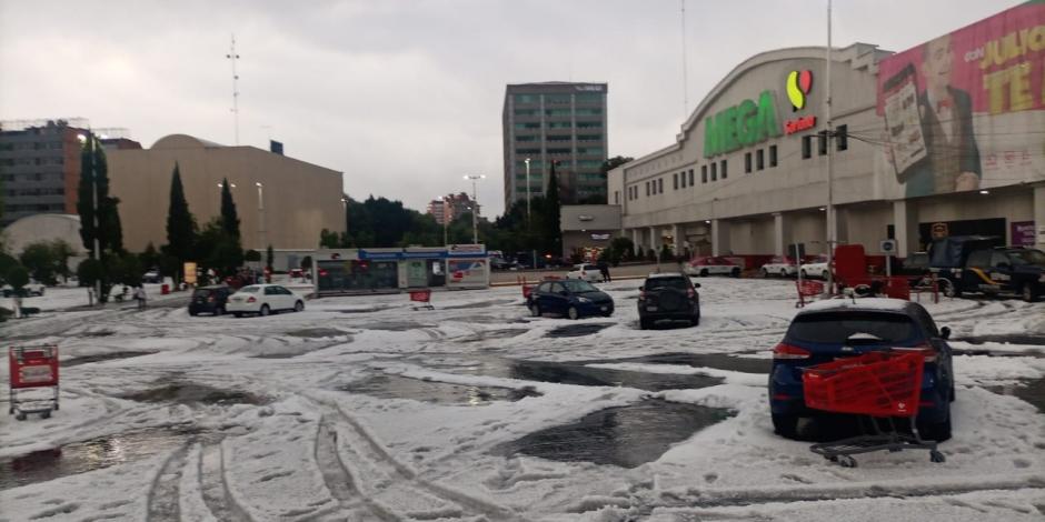 Fuerte lluvia sorprende a capitalinos; granizada pinta de blanco algunas calles de la CDMX