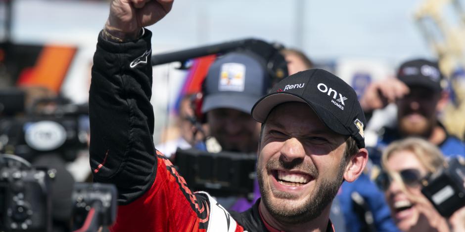 El mexicano Daniel Suárez festeja su victoria en la NASCAR Cup Series en Sonoma, California, el domingo 12 de junio de 2022.
