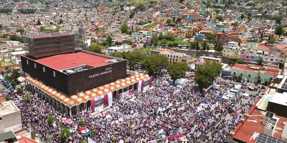 Miles de simpatizantes de Morena, de distintos estados, arribaron al evento organizado afuera del Teatro Morelos, en Toluca, Estado de México, ayer.
