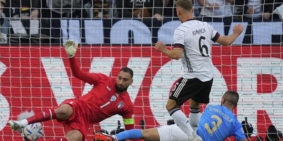 Momento en el que Joshua Kimmich abre el marcador en el duelo entre Alemania e Italia en el Borussia Park.