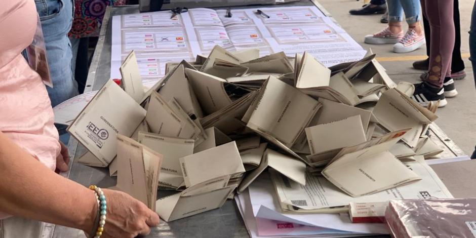 Funcionarios de casilla realizaron el conteo de las boletas al cierre de las casillas durante las eleciones en los estados de Durango, Tamaulipas, Hidalgo, Oaxaca, Quintana Roo y Aguascalientes.