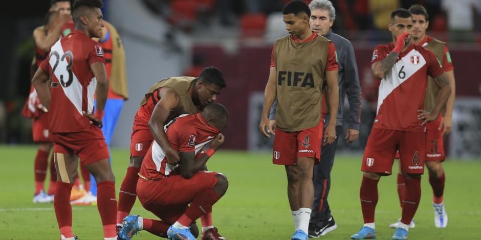 Jugadores de Perú desconsolados tras perder ante Australia en el Repechaje rumbo a la Copa Mundial Qatar 2022