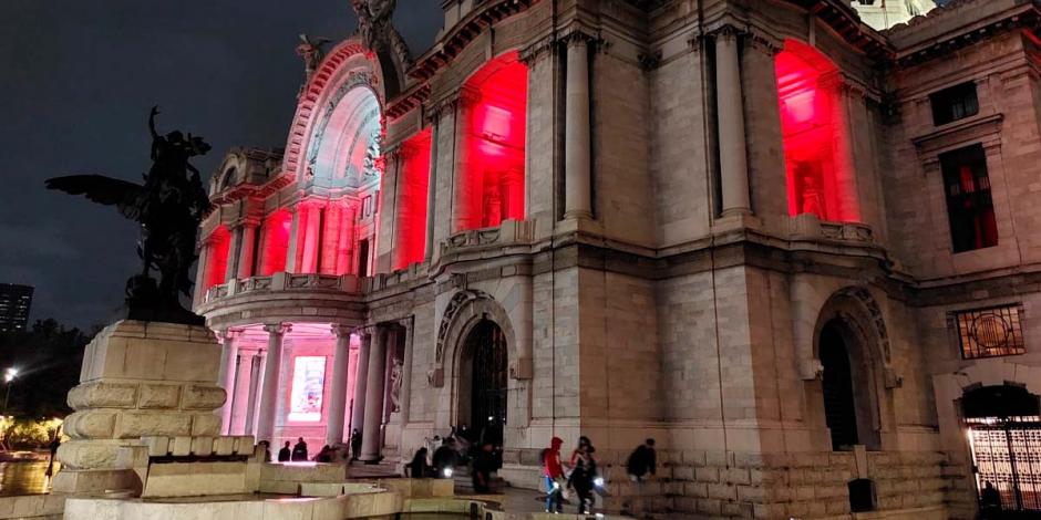 El Palacio de Bellas Artes iluminado de rojo