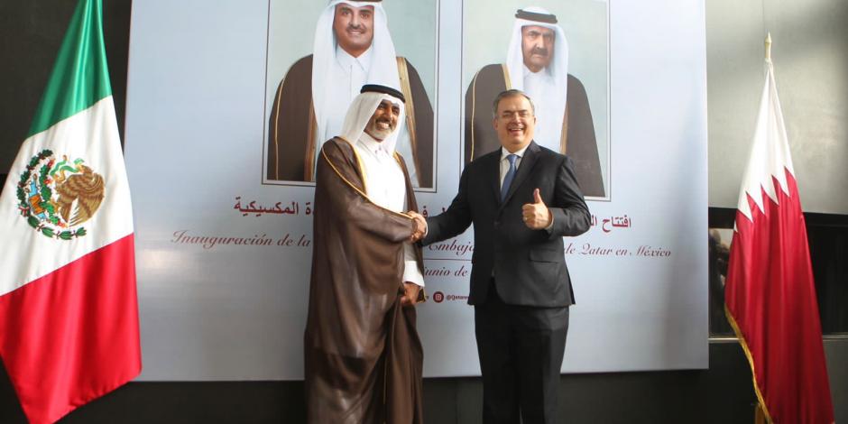 Marcelo Ebrard, secretario de Relaciones Exteriores, acompañado de Mohammed Alkuwari, embajador de Qatar.