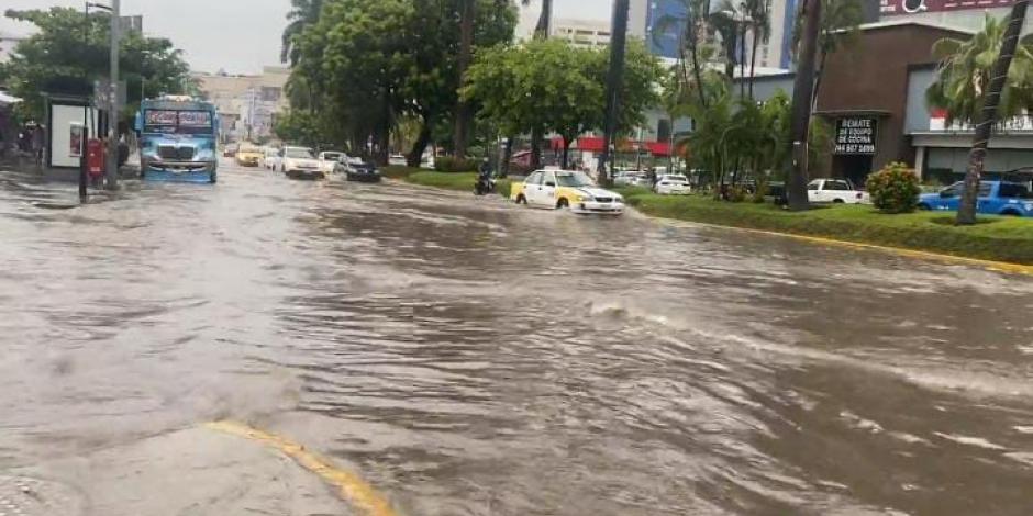 Las lluvias generadas por Blas provocaron encharcamientos en la Costera Miguel Alemán de Acapulco, ayer.