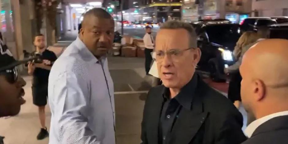 Tom Hanks explota contra fans que empujaron a su esposa (VIDEO)