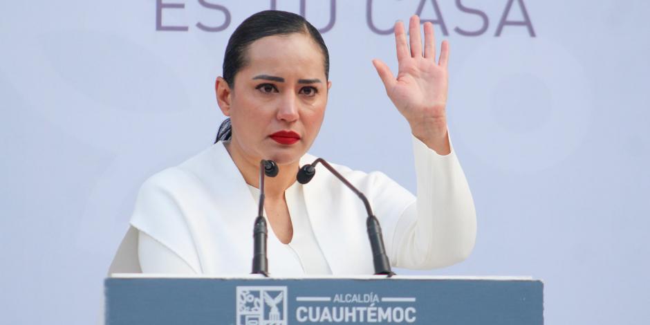La alcaldesa de Cuauhtémoc, con lágrimas en los ojos, durante su conferencia de ayer.