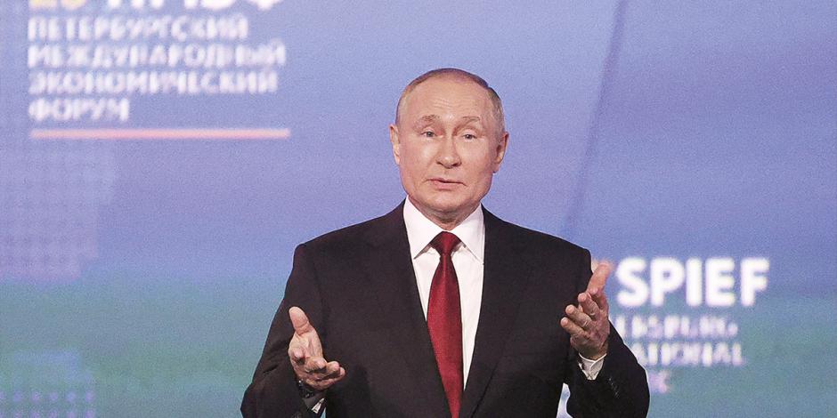 El presidente Putin, ayer, durante un Foro Económico en San Petersburgo.