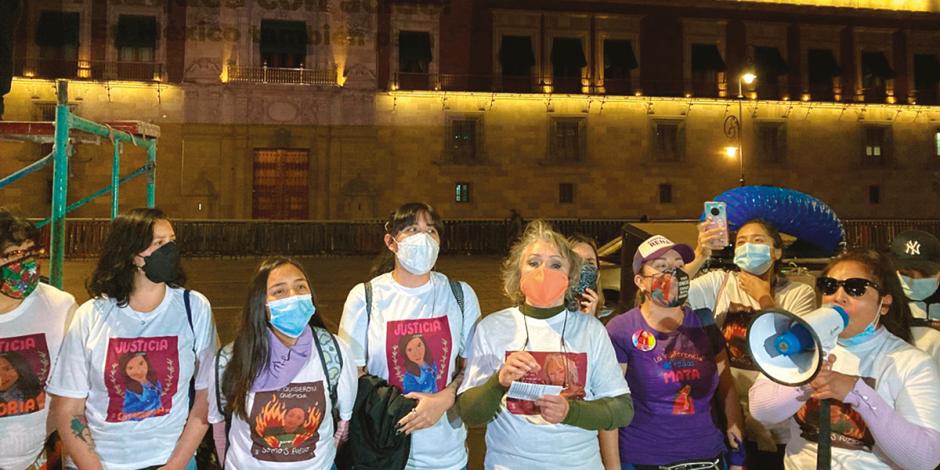 Víctimas de ataques con ácido proyectaron sus fotos en Palacio Nacional el 20 de febrero, a 8 años de la agresión a Carmen Sánchez, una sobreviviente.