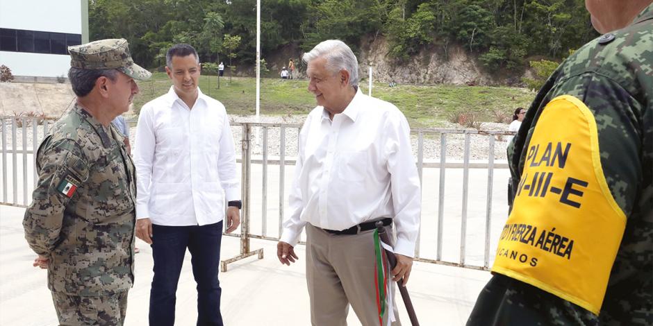El presidente durante su recorrido por Santa María Huatulco, Oaxaca, ayer.