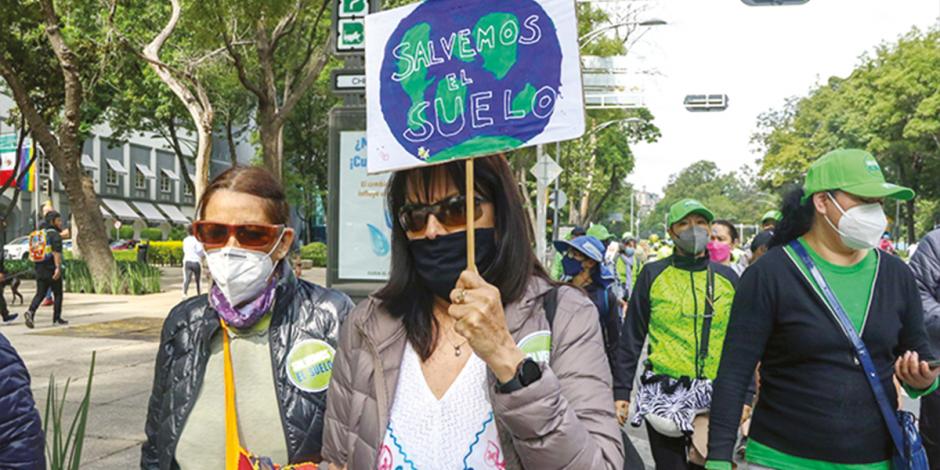 Varios ecologistas   vistieron de verde durante  la manifestación, ayer.