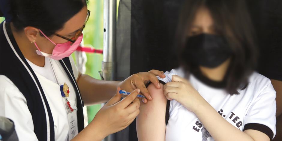 Enfermera aplica inoculación a púber, el pasado 20 de mayo  en la capital del país.