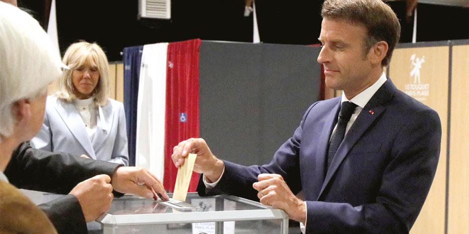 El presidente francés, Emmanuel Macron, al depositar su voto, ayer.