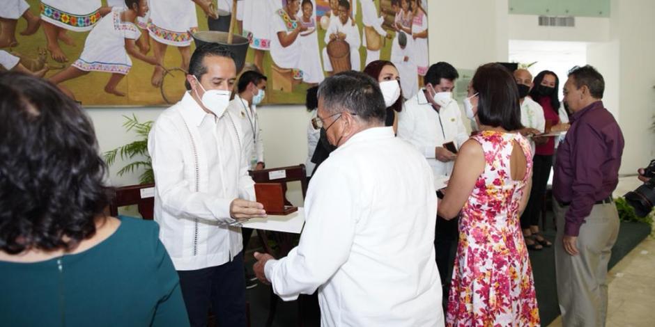 Carlos Joaquín, gobernador del estado sureste de Quintana Roo al hacer entrega de los reconocimientos.
