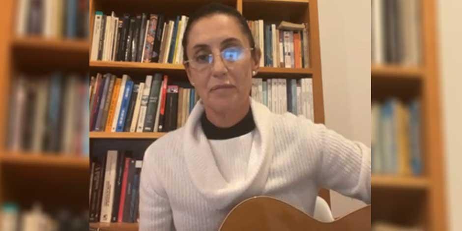 La jefa de Gobierno de la CDMX, Claudia Sheinbaum mostró su departamento y tocó la guitarra en Facebook Live