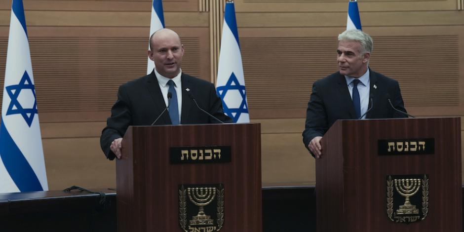 El primer ministro, Naftali Bennett (izq.), y el encargado de Exteriores, Yair Lapid, en conferencia de prensa.