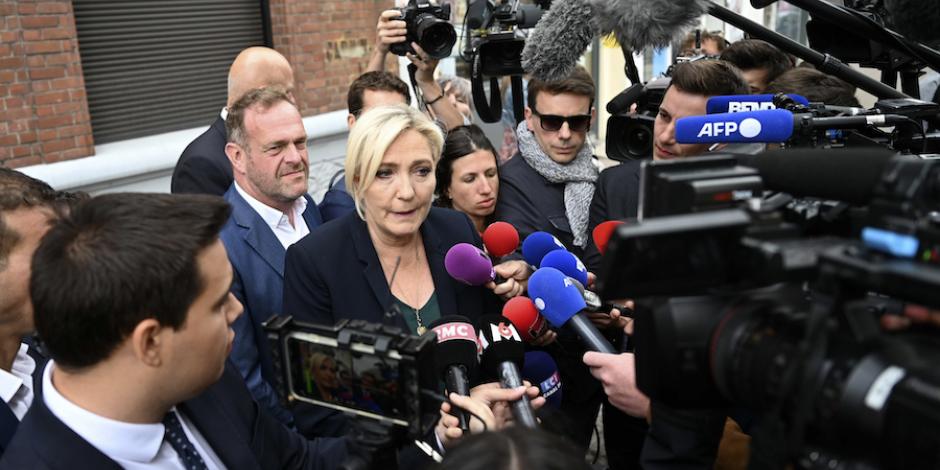 La ultraderechista Marine Le Pen ante los reporteros, ayer.