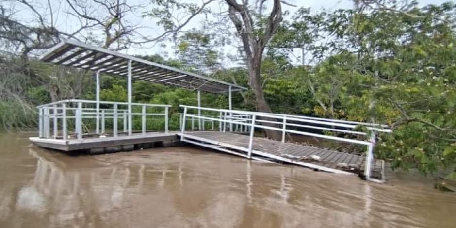 Debido a los efectos de Celia, parte de un puente se desprendió en el Río Grijalva, en Tabasco, ayer.