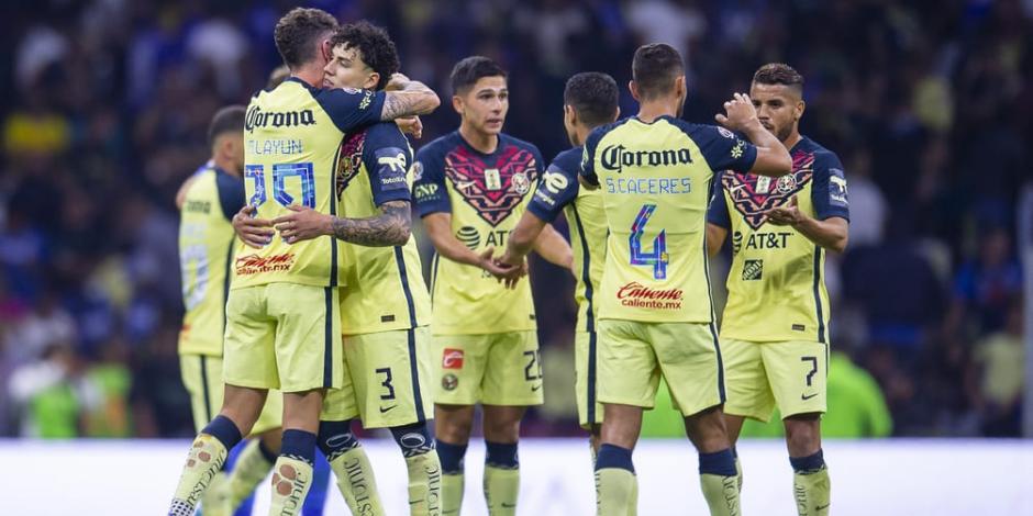 Futbolistas del América festejan después de un partido en el Torneo Clausura 2022 de la Liga MX.