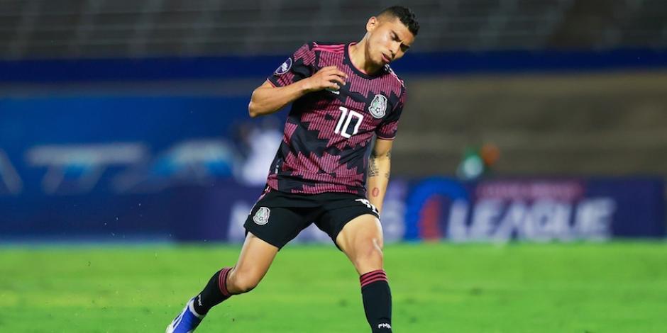 Orbelín Pineda se lamenta, tras un error en un partido con la Selección Mexicana.