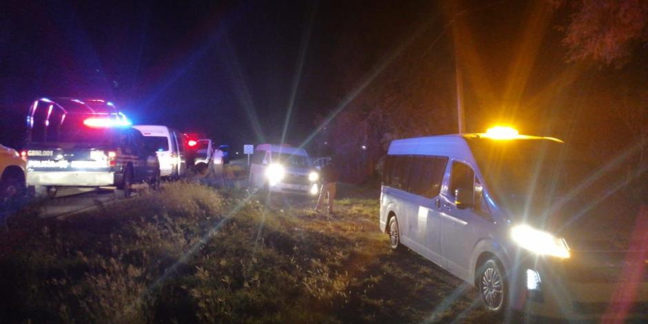 Autoridades locales acudieron la carretera Monterrey-Reynosa, Nuevo León, lugar en donde fallecieron cuatro personas procedientes de El Salvador, cuyos cuerpos serán repatriados a su país de origen.