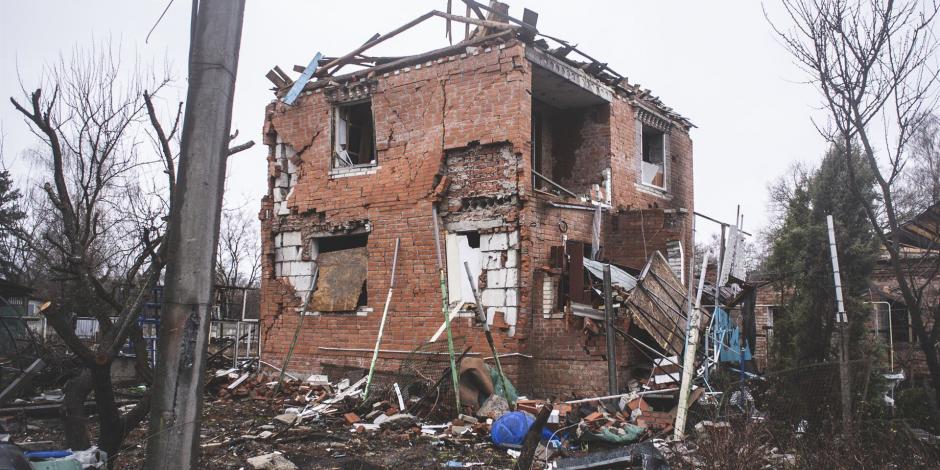 Viviendas en ciudades de Ucrania muestran el daño contra zonas civiles, tras los bombardeos.