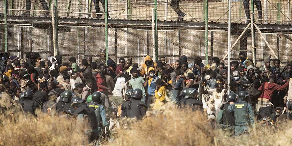 Mueren 18 migrantes en estampida para entrar a Melilla