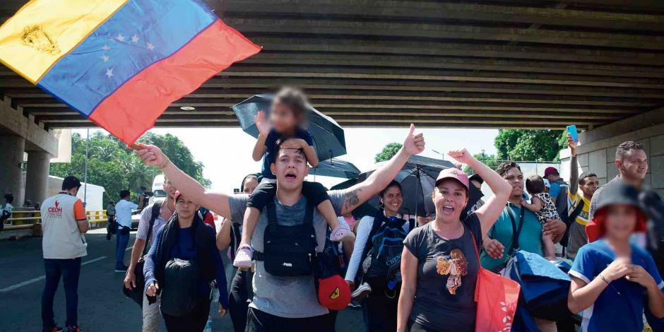 migrantes, en su mayoría de Venezuela y Haití, salieron ayer de Tapachula, rumbo a la frontera norte.