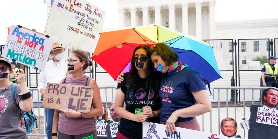 Manifestantes por el derecho a la interrupeción del embarazo se manifiestan afuera de la Corte Suprema, ayer.