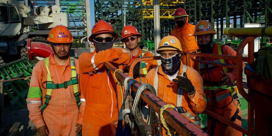 Trabajadores que construyen la refinería Dos Bocas, el 30 de abril.