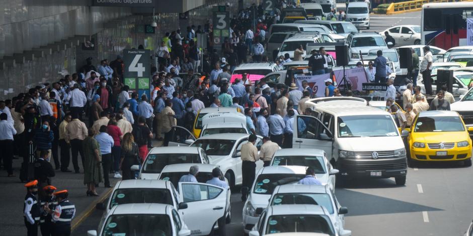 Taxistas en el AICM bloquearon en mayo pasado el acceso a la terminal 1 para exigir que se prohíba la entrada de taxis por aplicación.
