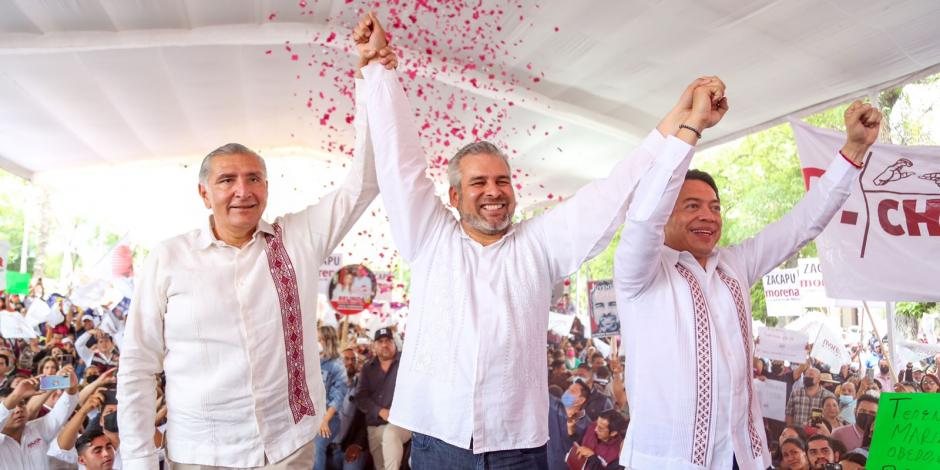 A un año de su triunfo electoral en Michoacán, el gobernador Alfredo Ramírez Bedolla (centro) celebra junto a Adán Augusto López (izq.) y Mario Delgado (der.).
