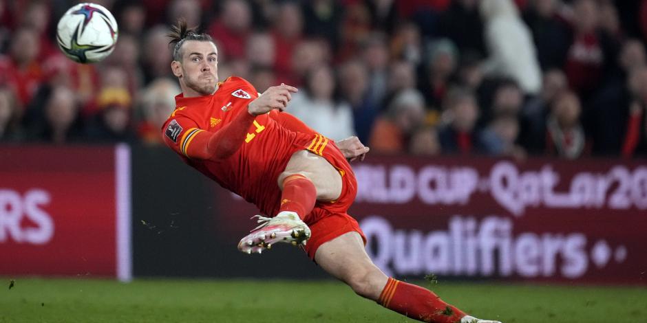 Gareth Bale durante un partido eliminatorio de Gales hacia el Mundial de Qatar 2022.