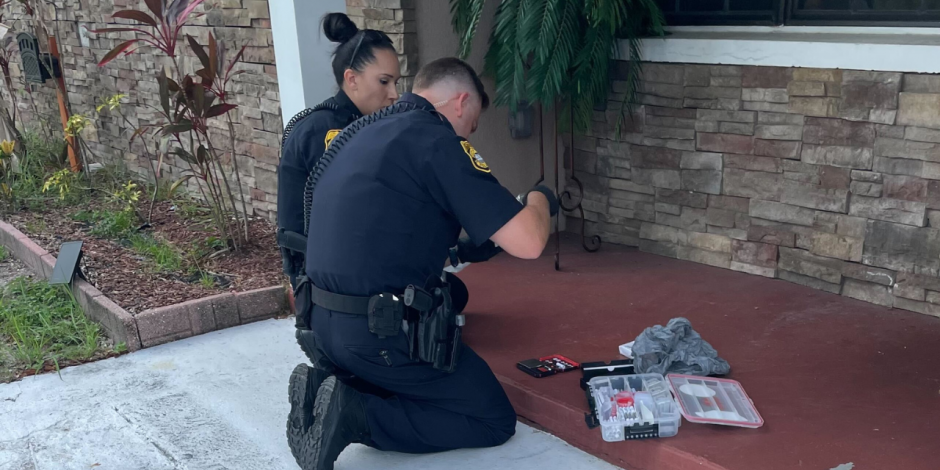 Policías analizaron el contenido del paquete, entregado directamente en la puerta de una casa en Florida.