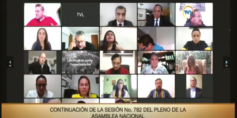 Legisladores ecuatorianos durante el debate para definir la continuidad del gobierno, ayer.