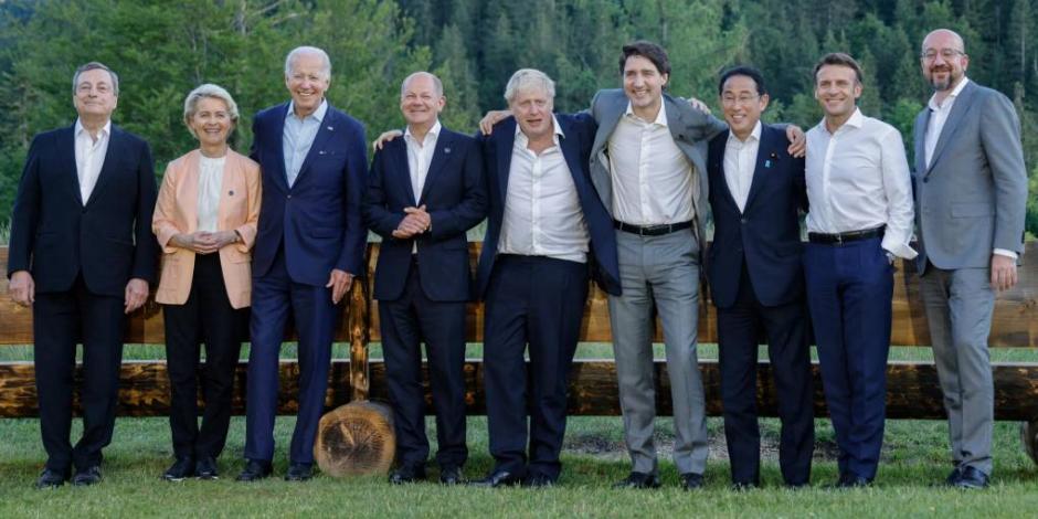 En fotografía oficial, Emmanuel Macron salió sin saco; mientras que Johnson y Trudeau posaron con los sacos desabrochados
