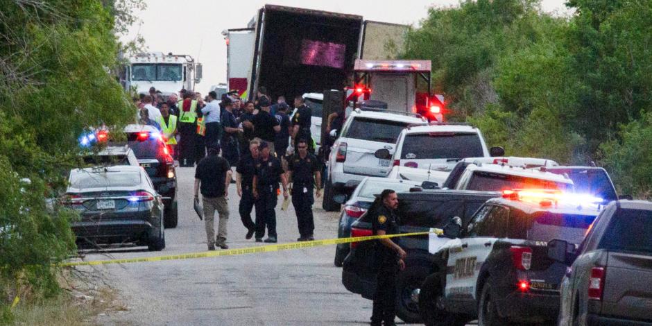 Los agentes del orden trabajan en la escena donde se encontraron personas muertas dentro de un camión de remolque en San Antonio, Texas.