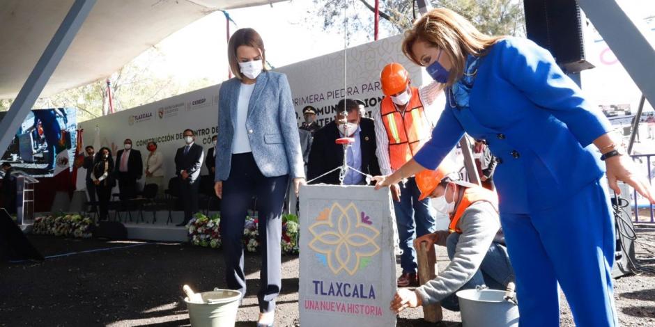 Clara luz Flores y la gobernadora Lorena Cuéllar en el evento, ayer.