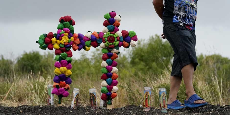 Al lugar donde se encontró a los migrantes sin vida, en San Antonio, Texas, han acudido personas a colocar ofrendas de flores y cruces