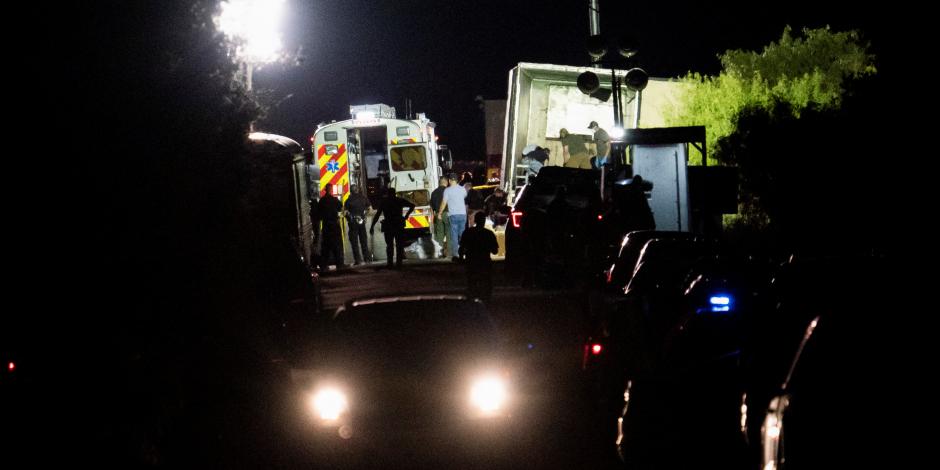 Los agentes del orden trabajan en la escena donde se encontraron personas muertas dentro de un camión de remolque en San Antonio, Texas.