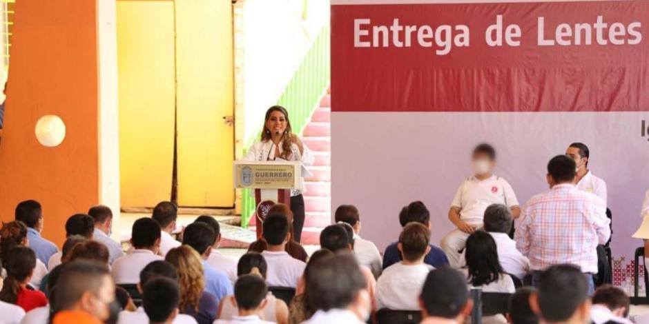 "No podemos permitir que ningún alumno pierda la posibilidad de aprender o que no tenga el rendimiento académico que pueda tener por falta de lentes", señaló la gobernadora de Guerrero, Evelyn Salgado Pineda.
