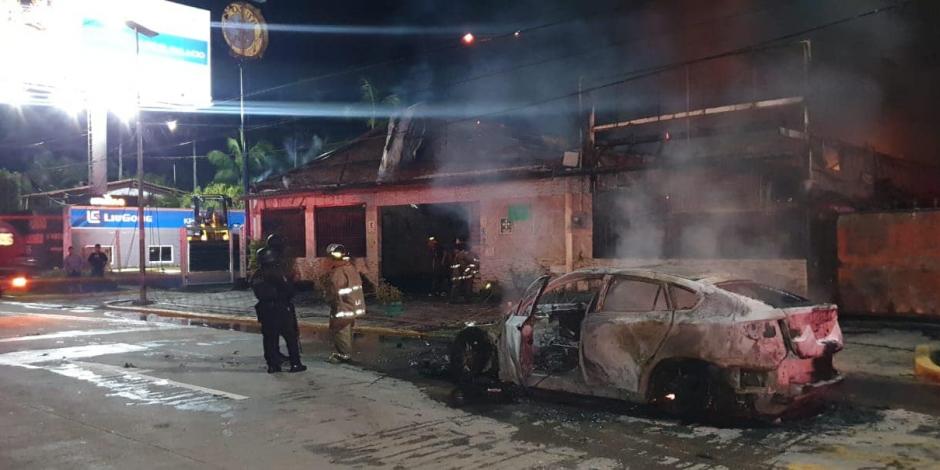 Bomberos controlaron el fuego en un auto en el puerto de Acapulco, ayer.