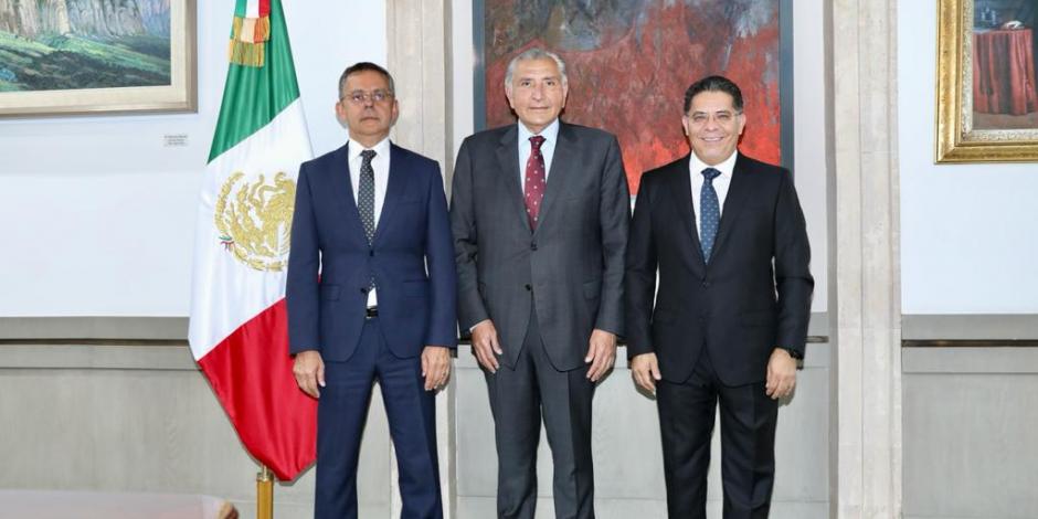 El titular de Segob, Adán Augusto López (al centro) con ambos funcionarios.