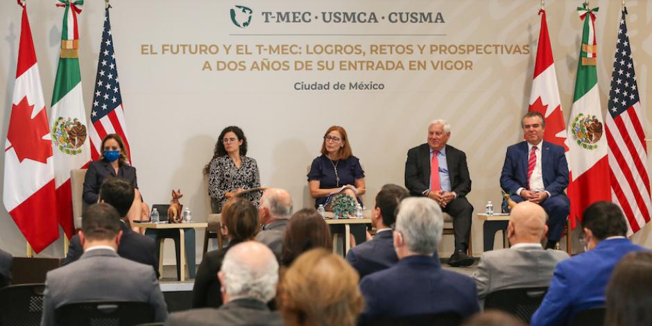 Los Secretarios de Economía, del Trabajo y de Agricultura, flanqueados por el presidente del CCE, Francisco Cervantes y la senadora Claudia Ruiz Massieu, ayer.