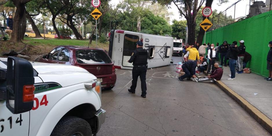 Un microbús se volcó en la alcaldía Iztapalapa; hay personas lesionadas.