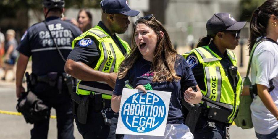 Activista por el derecho al aborto detenida por la policía del Capitolio de Estados Unidos.