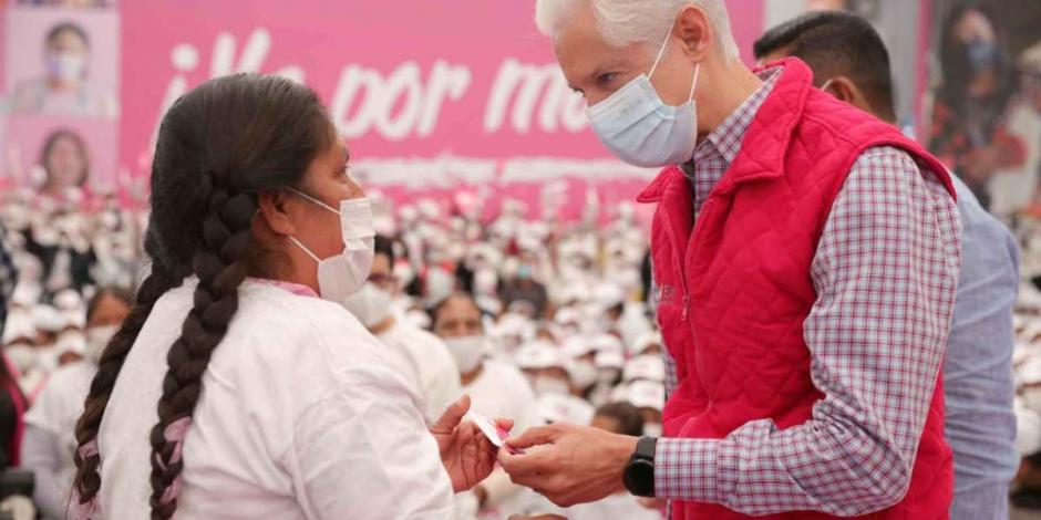 “Hoy son más de 6 mil 300 mujeres de toda esta región del estado que se están sumando al programa del Salario Rosa", resaltó el gobernador del Estado de México, Alfredo Del Mazo.